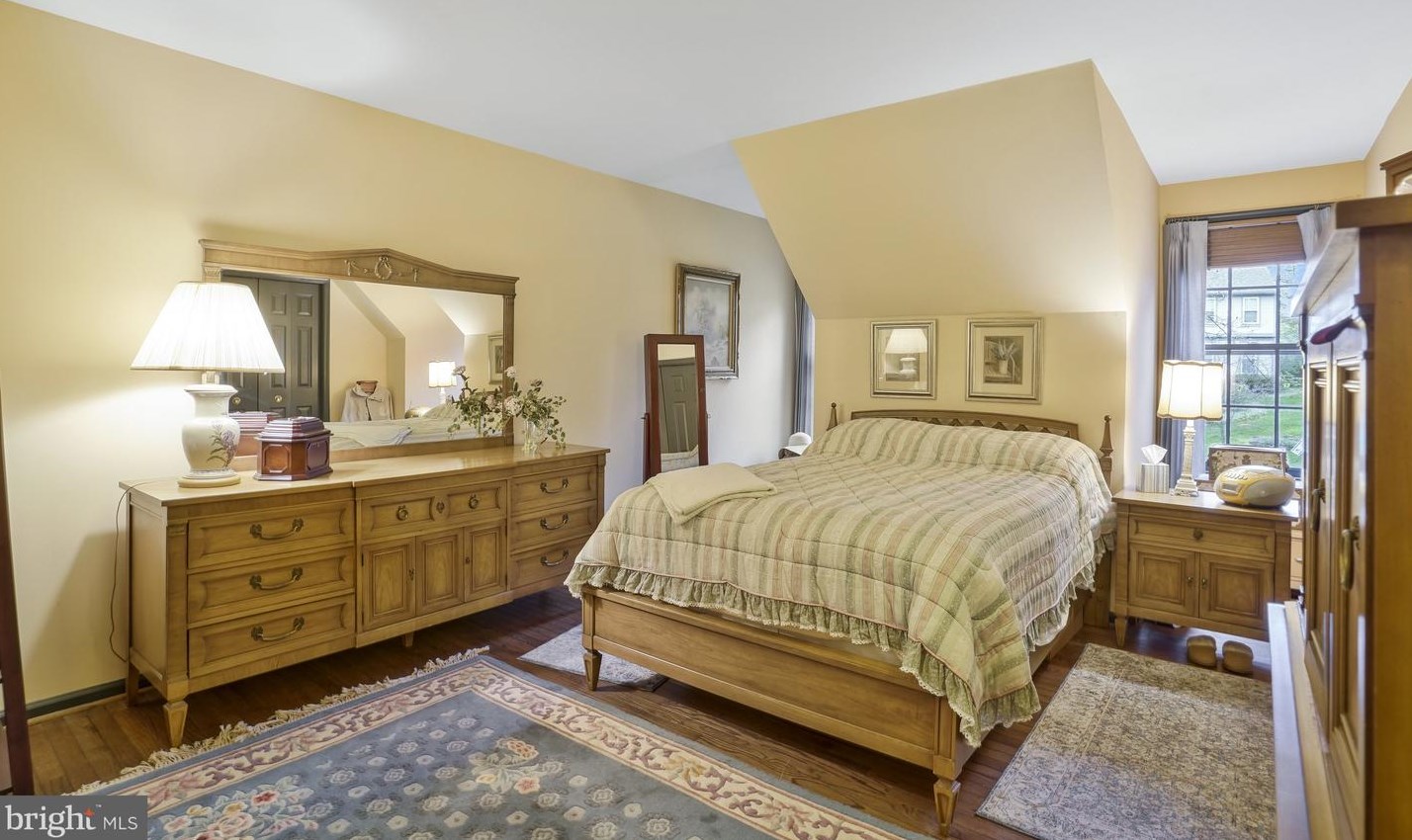 4885 Oakcrest Dr, Fairfax VA  22030-4568 exterior