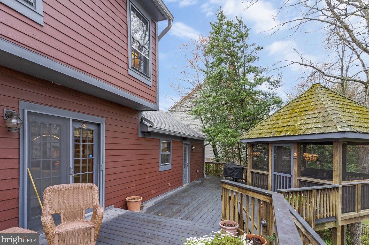 4885 Oakcrest Dr, Fairfax VA  22030-4568 exterior