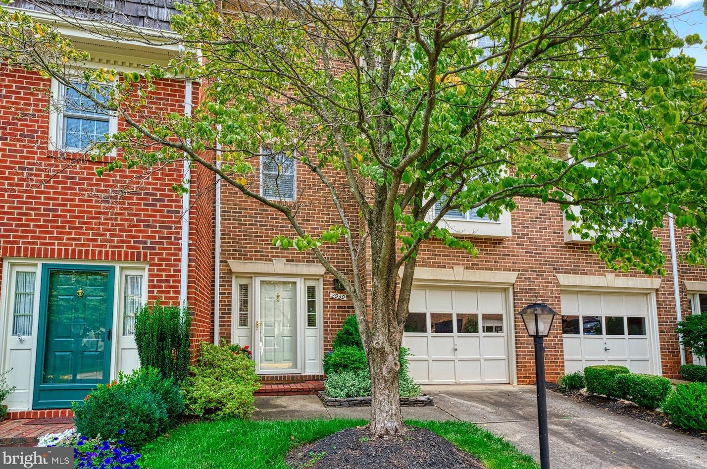 2939 Oakborough Sq, Vienna VA  22124-1718 exterior