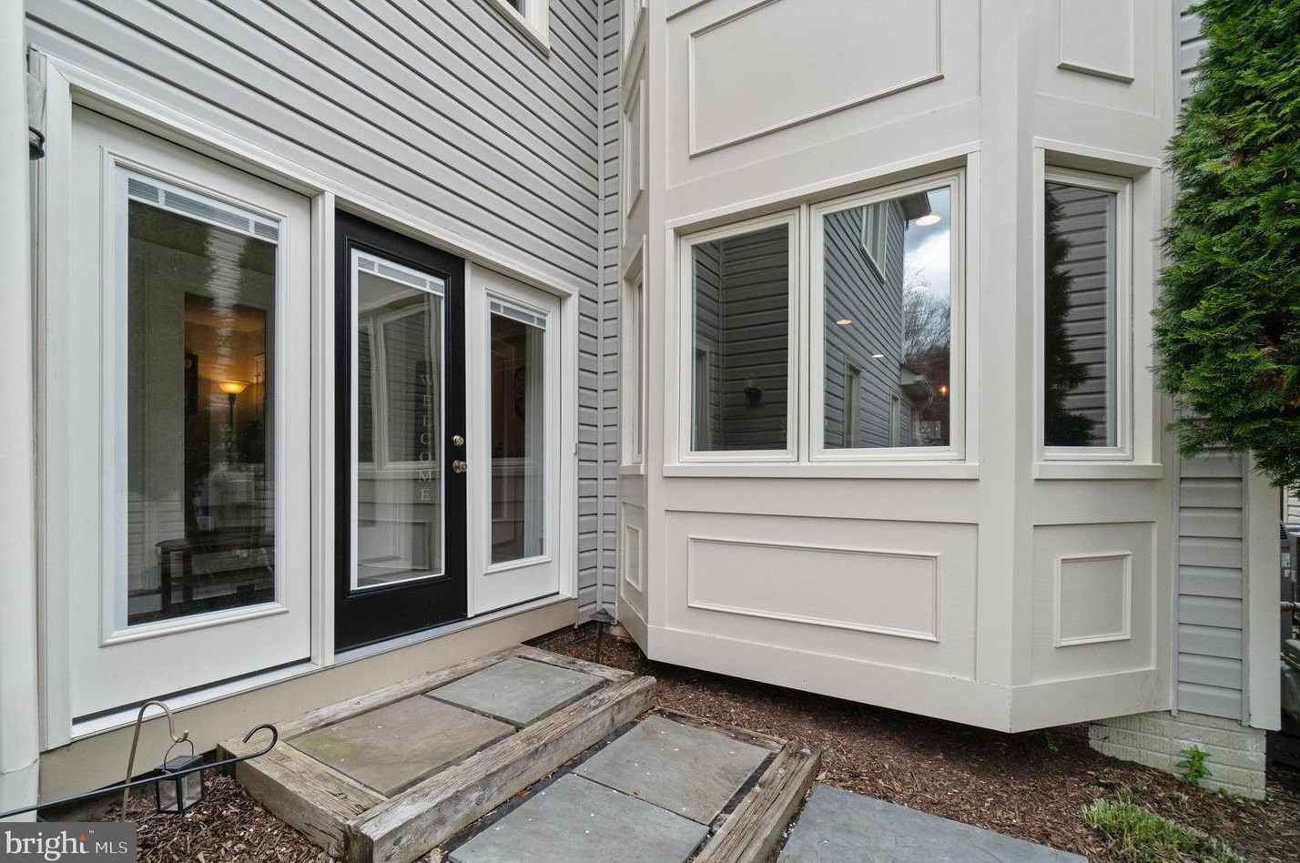 6158 Hatches Ct, Springfield, VA 22015-3445