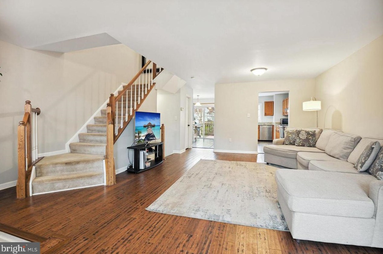 5907 Baron Kent Ln, Centreville, VA 20120