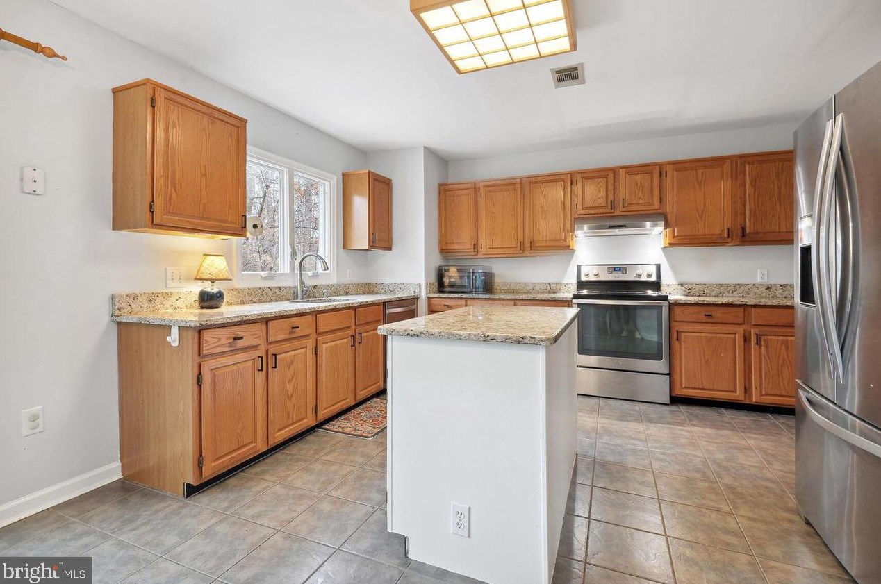 5907 Baron Kent Ln, Centreville VA  20120-3434 exterior