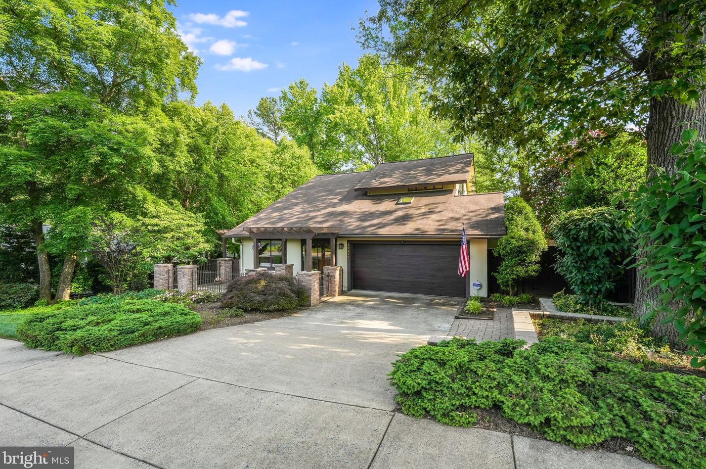 10423 Fyfe Ct, Fairfax, VA 22032-3810