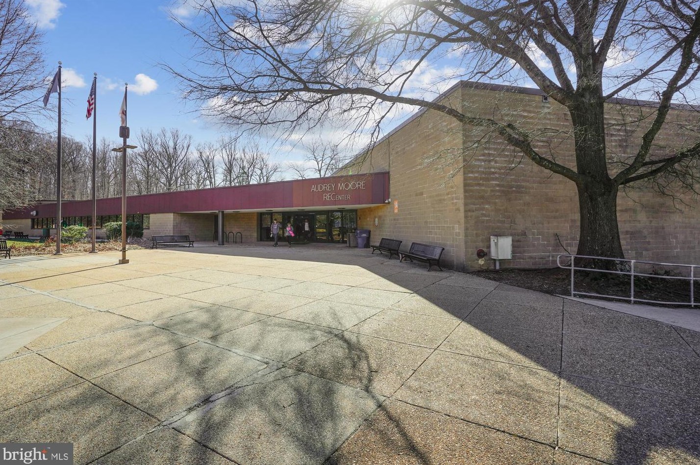 5831 Cove Landing Rd, Springfield VA  22015-4768 exterior