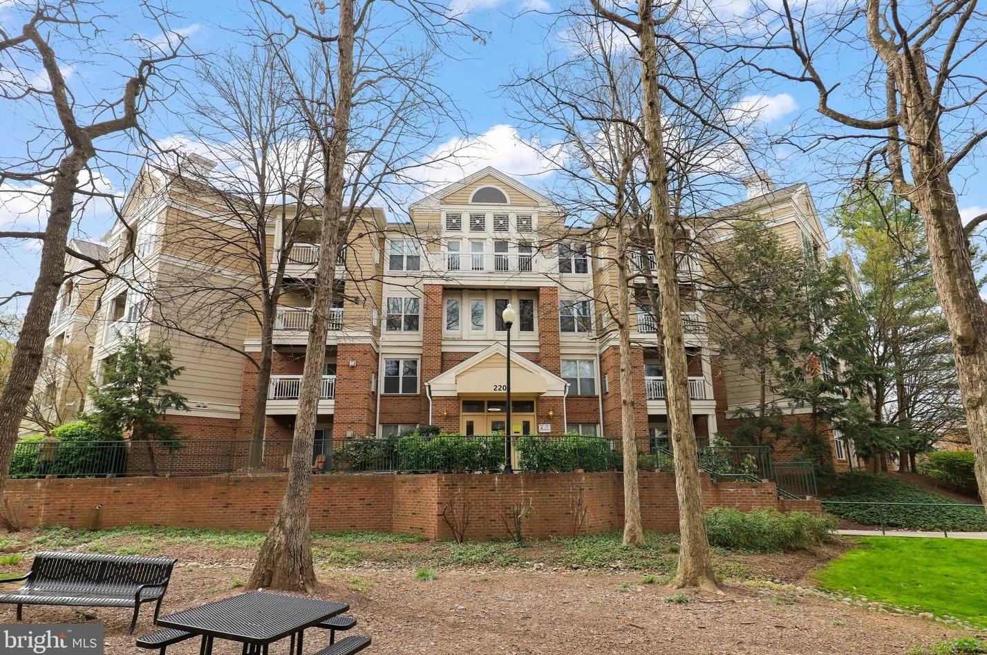 2204 Westcourt Ln #319, Herndon, VA 20170