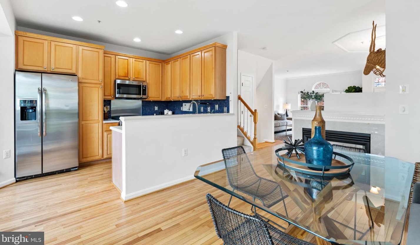 6100 Madison Pointe Ct, Falls Church VA  22041-3671 exterior