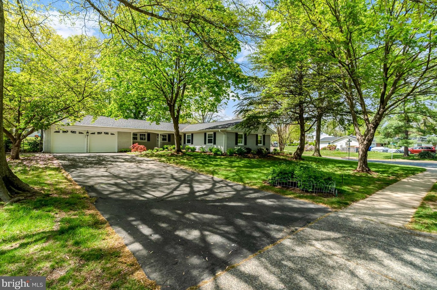 4114 Maureen Ln, Fairfax, VA 22033-3102
