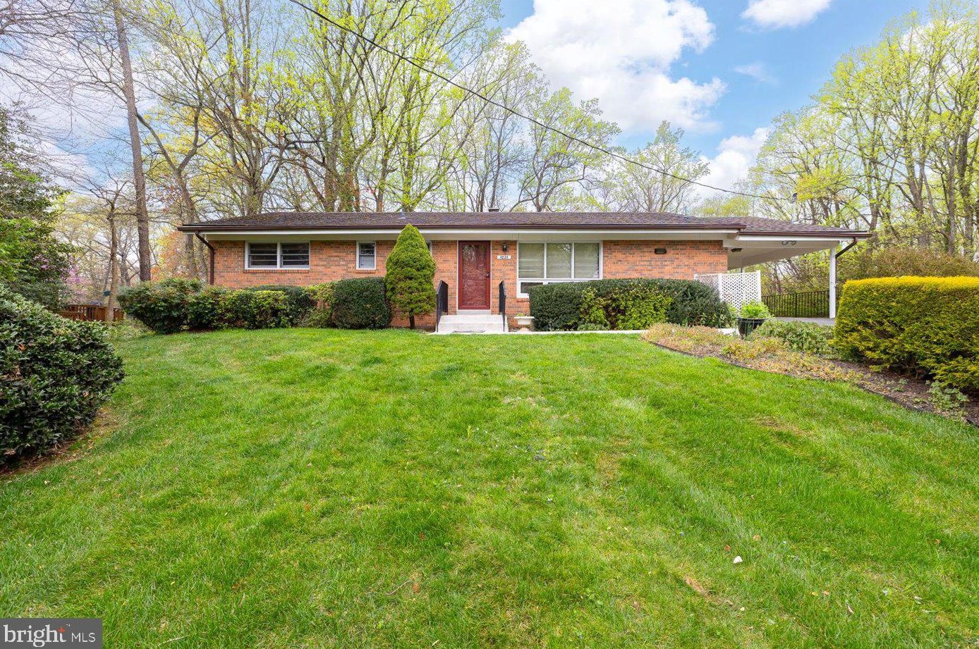 4824 Village Dr, Fairfax, VA 22030