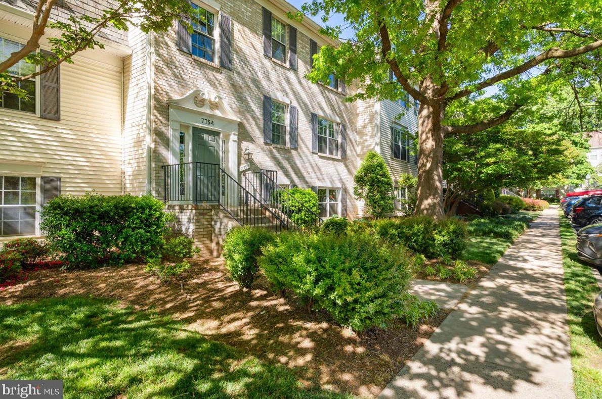 7754 New Providence Dr, Falls Church, VA 22042-4497