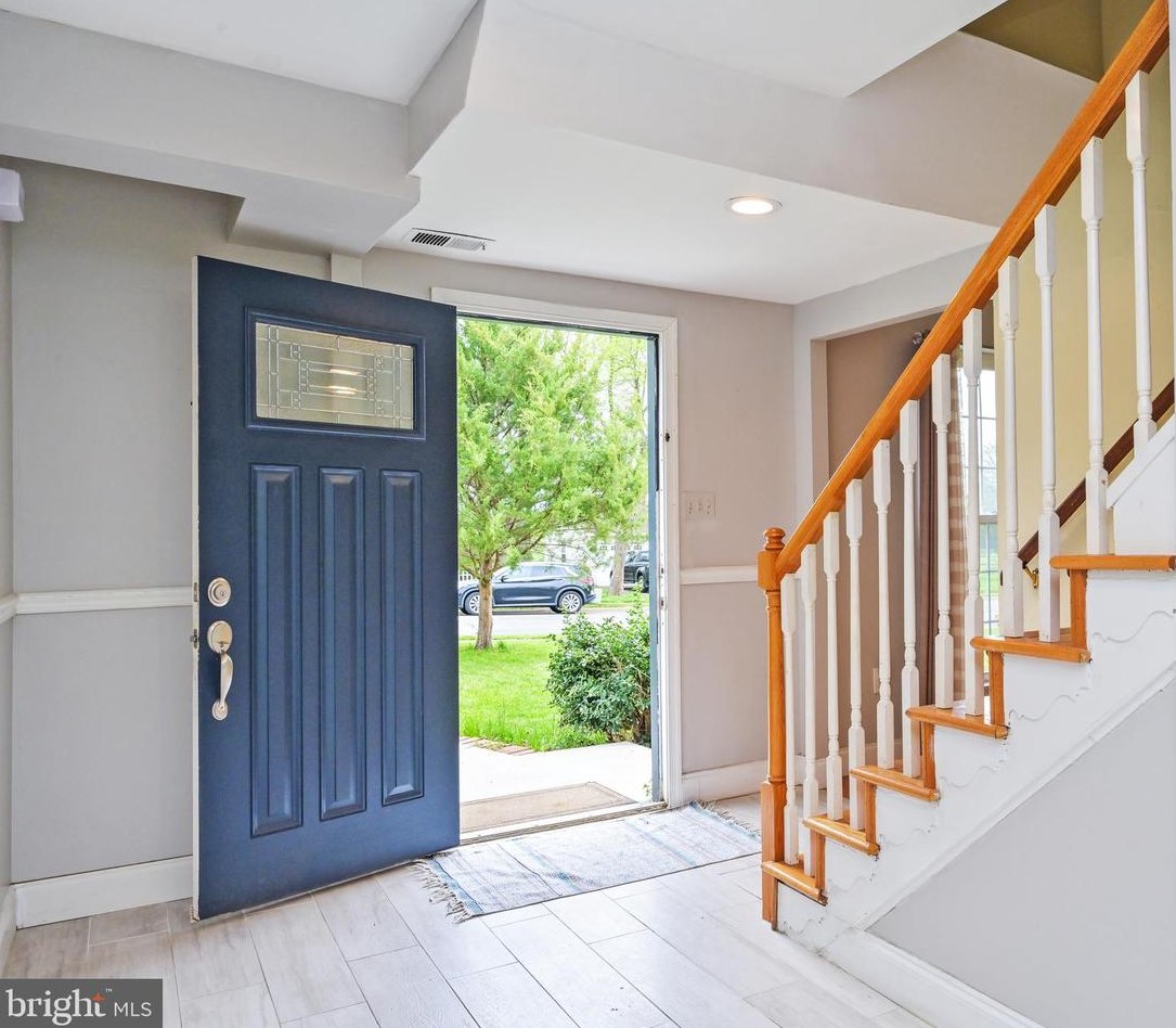 823 Mosby Hollow Dr, Herndon, VA 20170