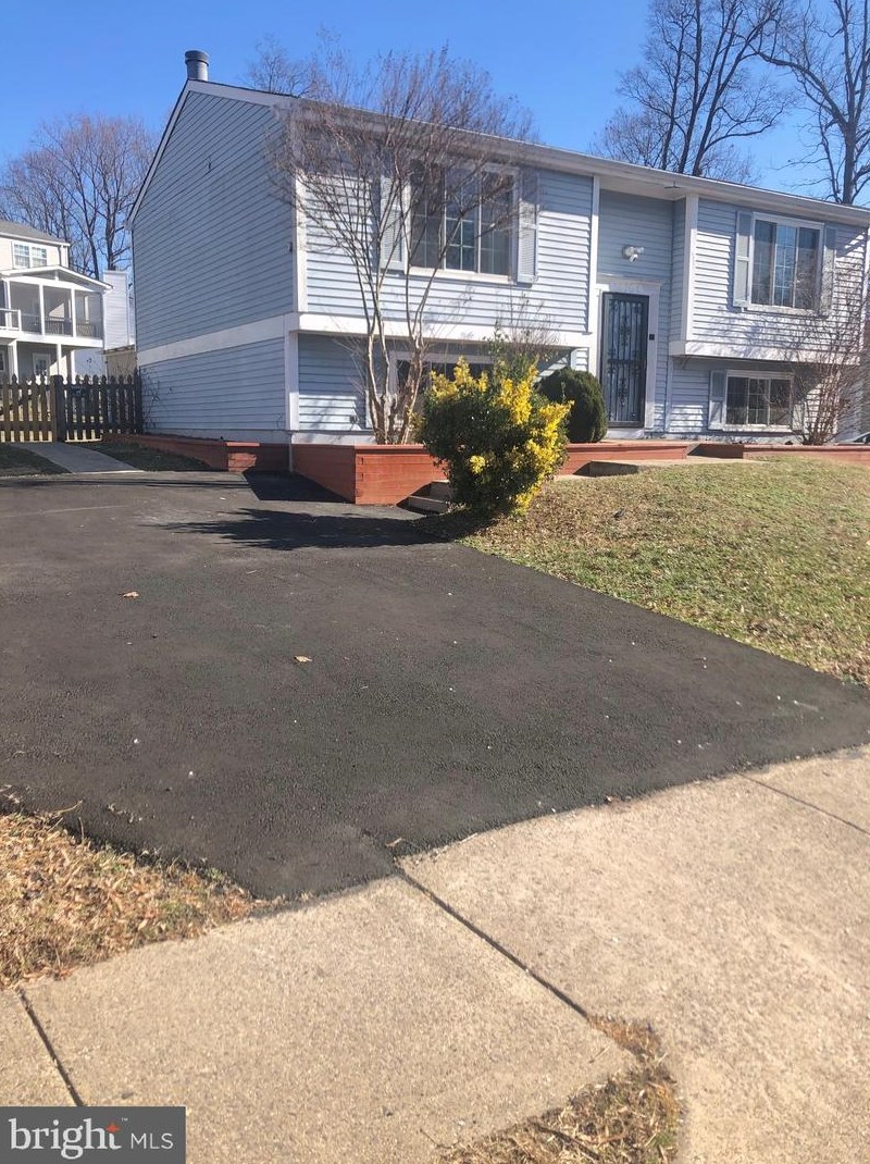 13704 Cabells Mill Dr, Centreville VA  20120-1740 exterior