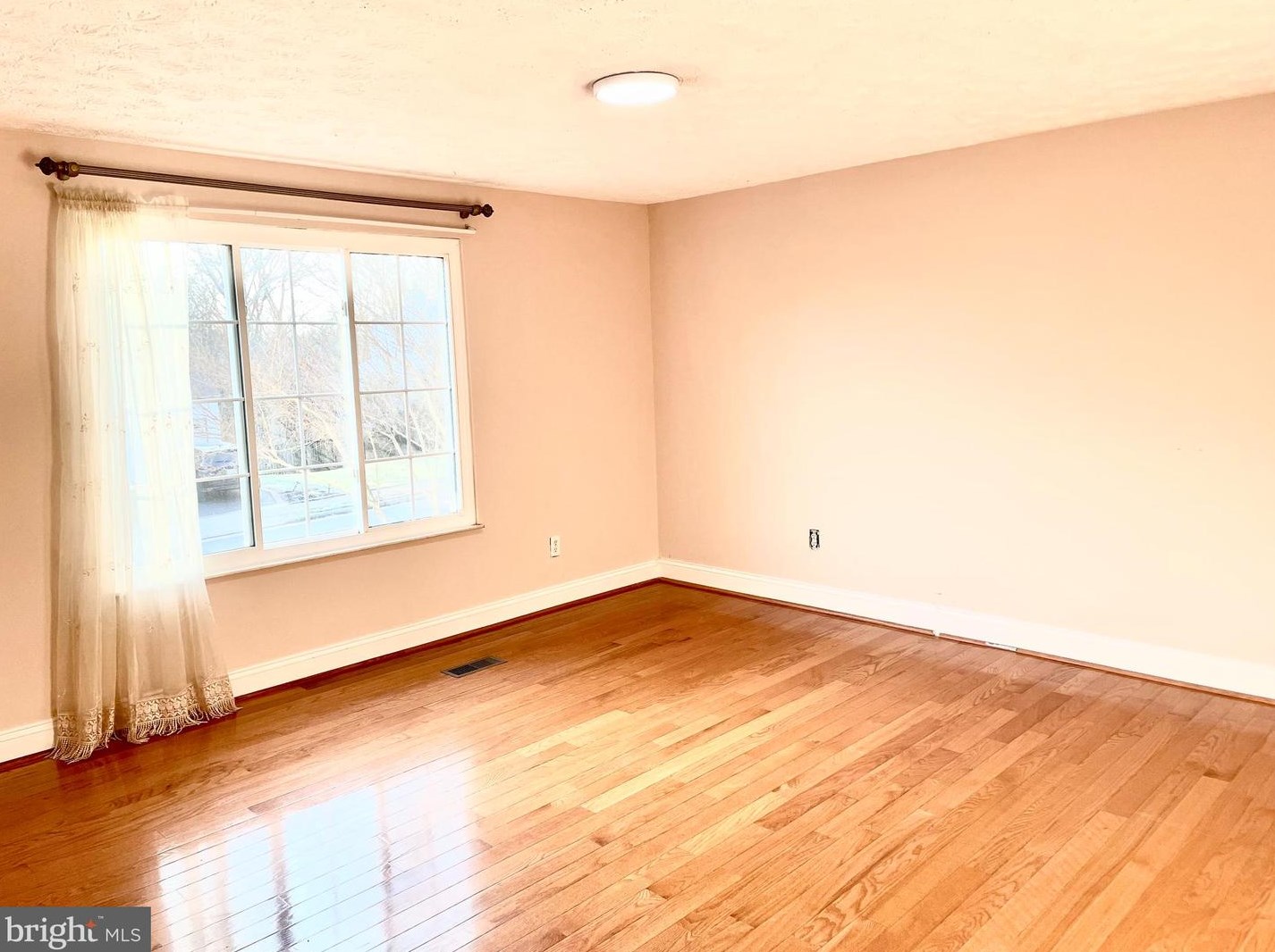 13704 Cabells Mill Dr, Centreville VA  20120-1740 exterior