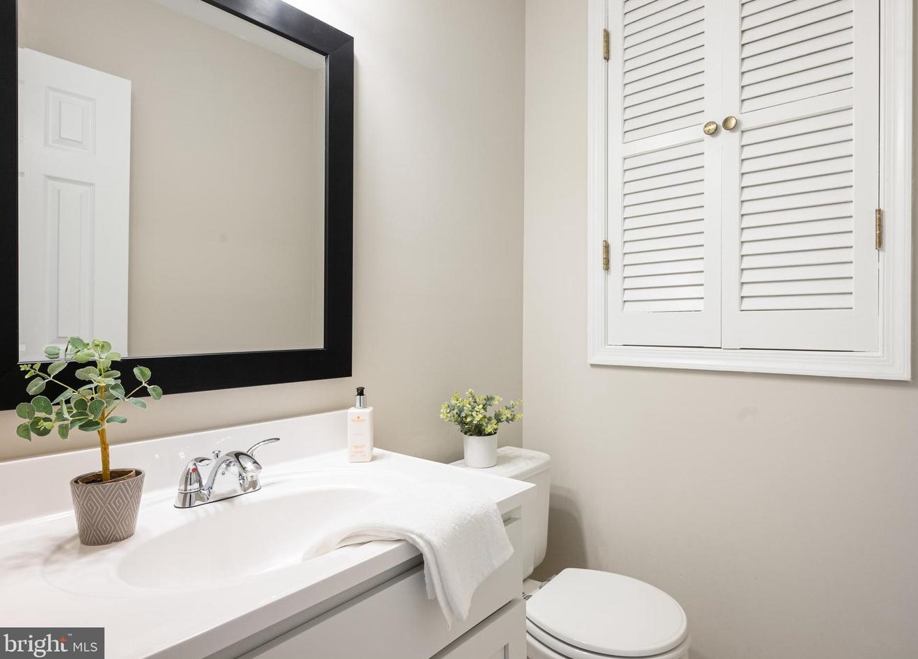 5905 Ambassador Way, Alexandria VA 22310-1748 exterior