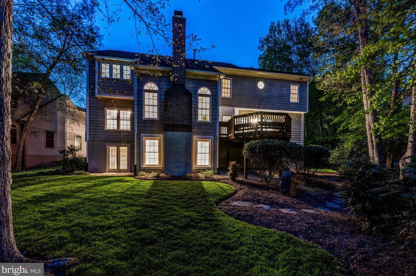 3304 Willow Glen Dr, Herndon, VA 20171