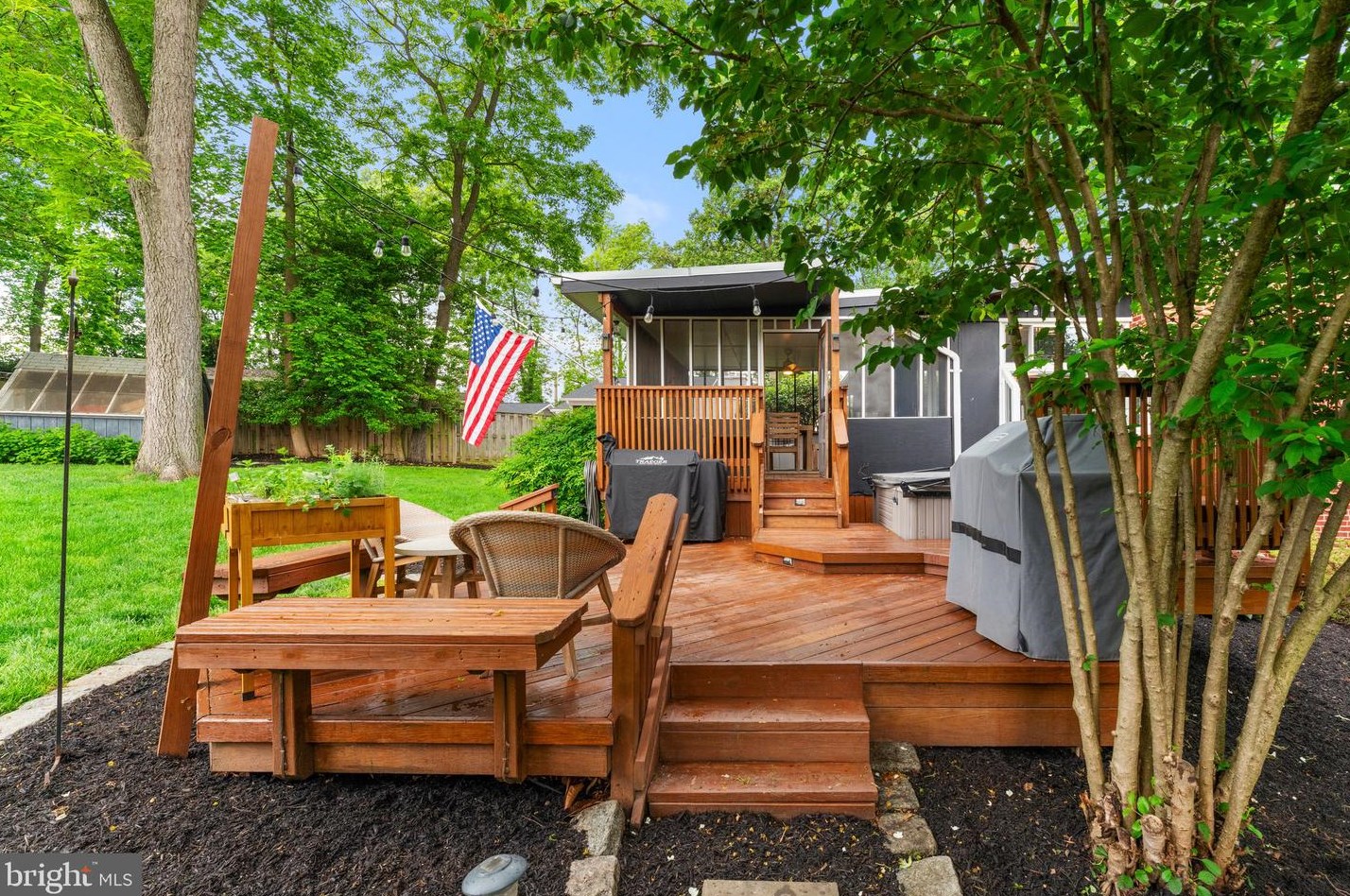 7909 Sycamore Dr, Falls Church VA  22042-3330 exterior