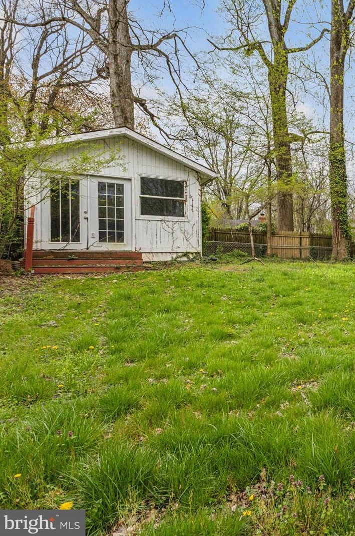 1203 Cottage St, Vienna VA 22180-5704 exterior