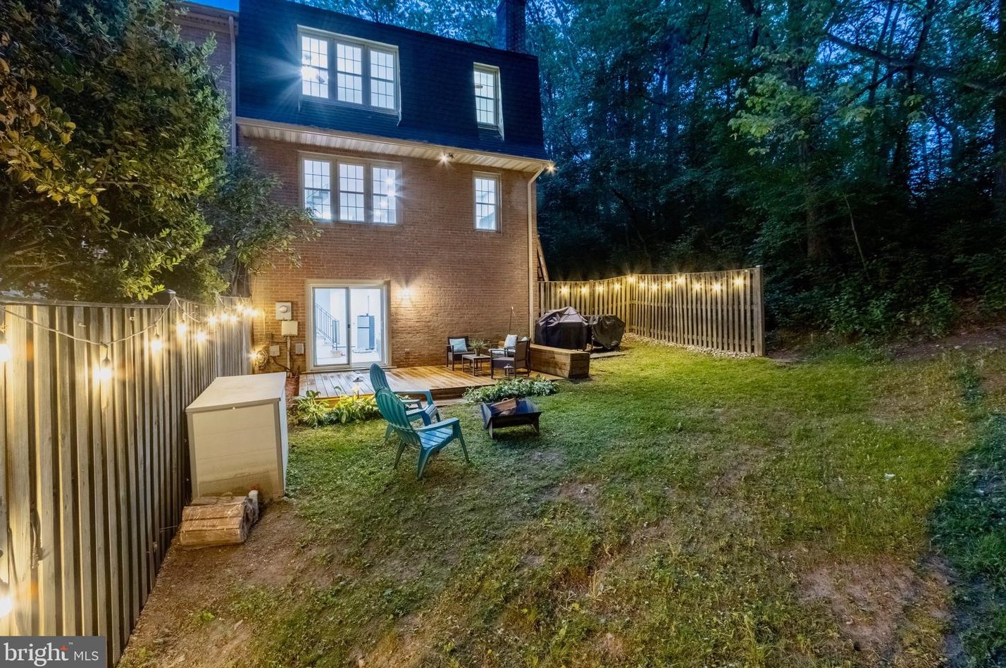9058 Rosewall Ct, Springfield VA  22152-2122 exterior