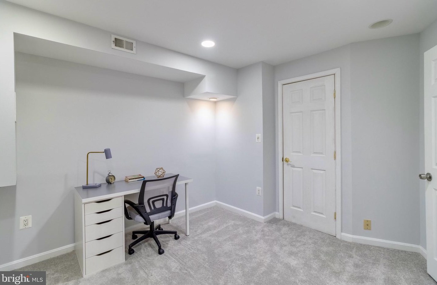 9058 Rosewall Ct, Springfield VA  22152-2122 exterior