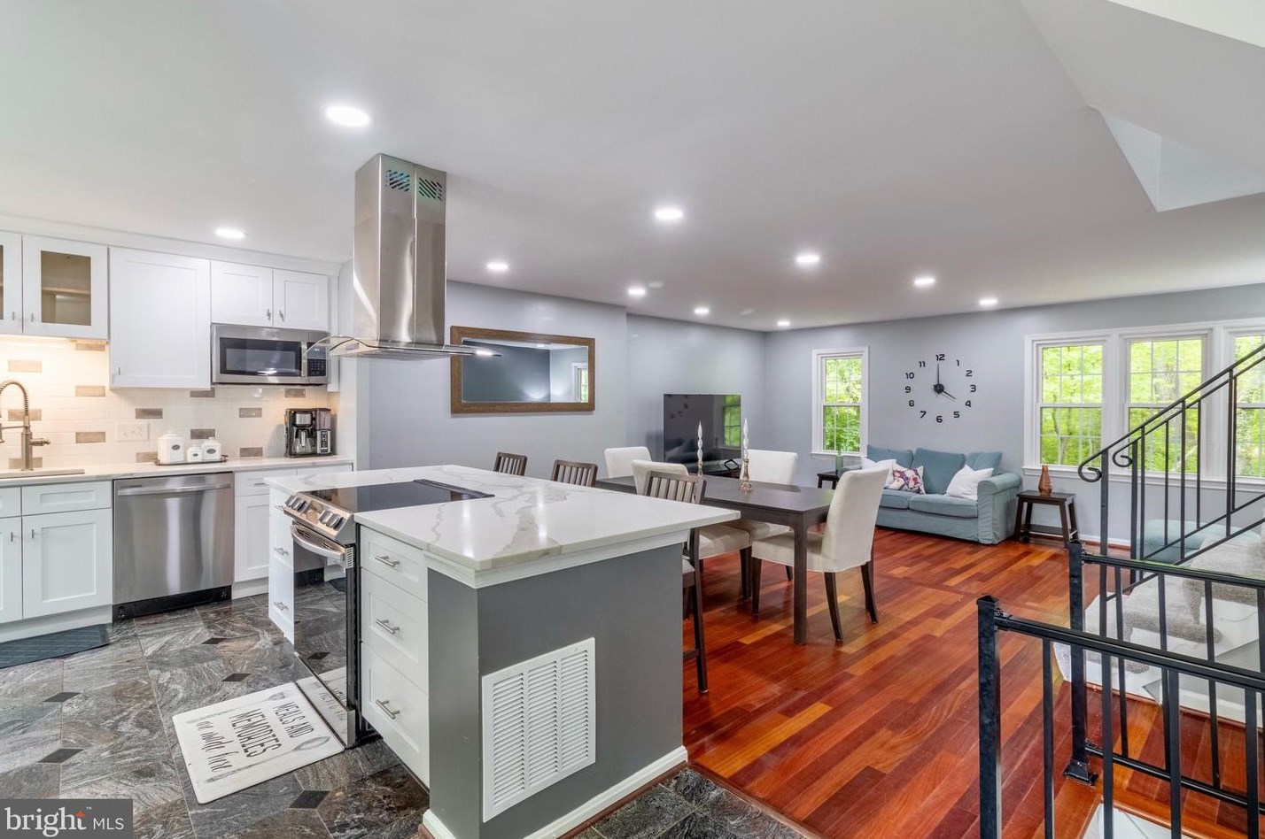 9058 Rosewall Ct, Springfield VA  22152-2122 exterior