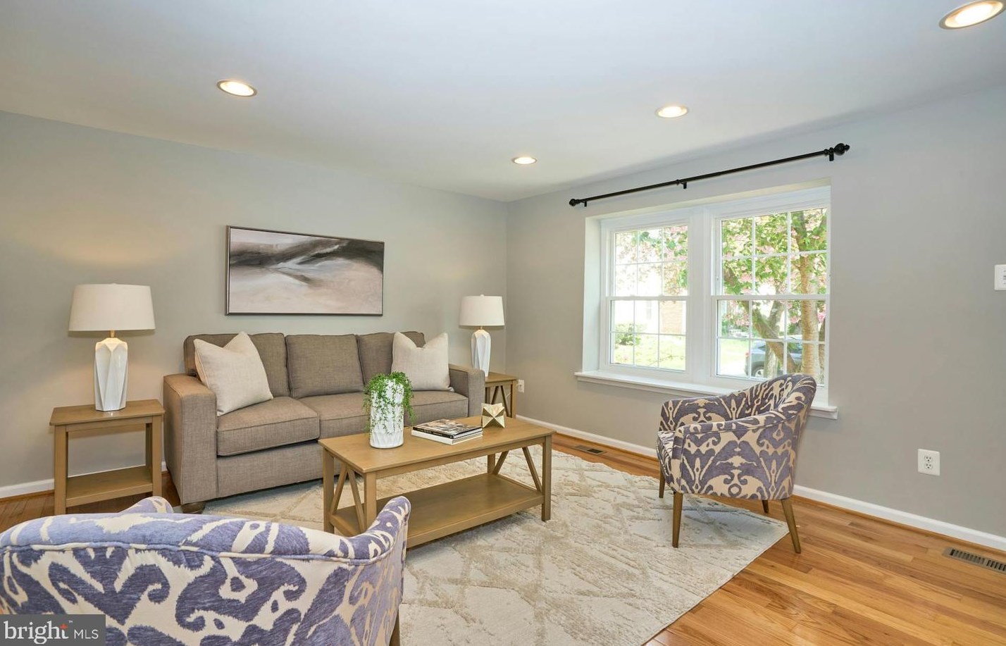 8694 Bent Arrow Ct, Springfield, VA 22153-3704