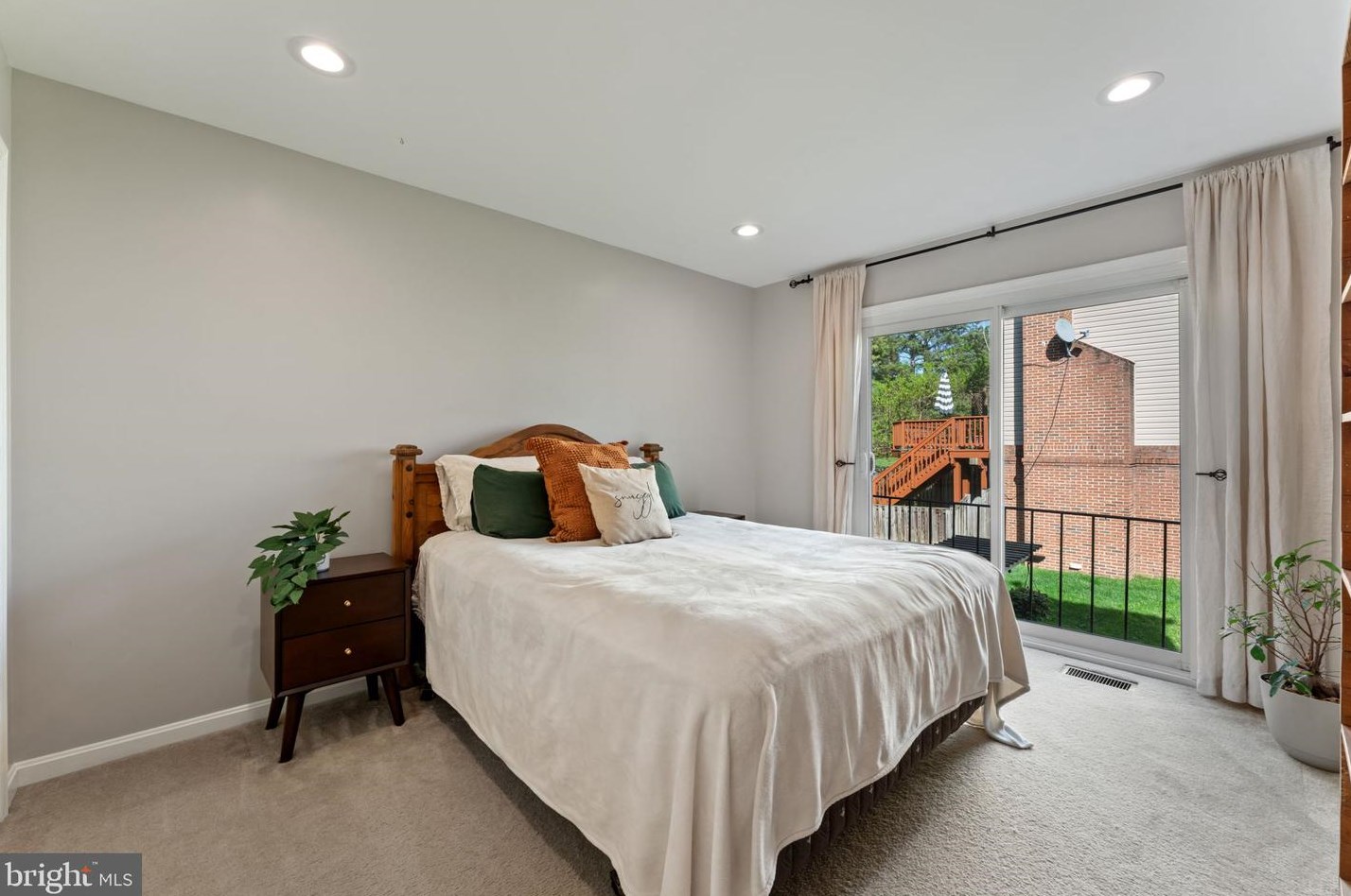9372 Peter Roy Ct, Springfield VA  22015-4249 exterior
