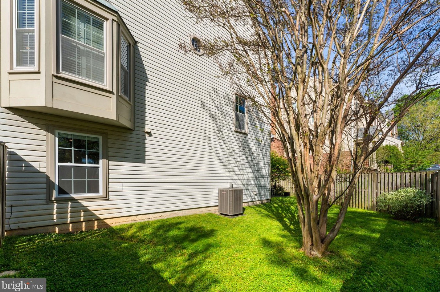 9372 Peter Roy Ct, Springfield VA  22015-4249 exterior