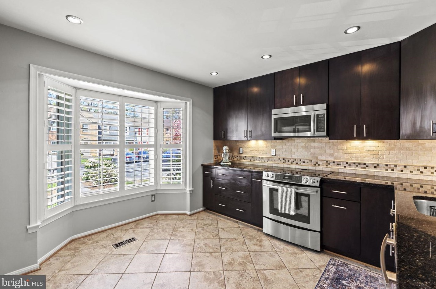 7915 Treeside Ct, Springfield, VA 22152-3441