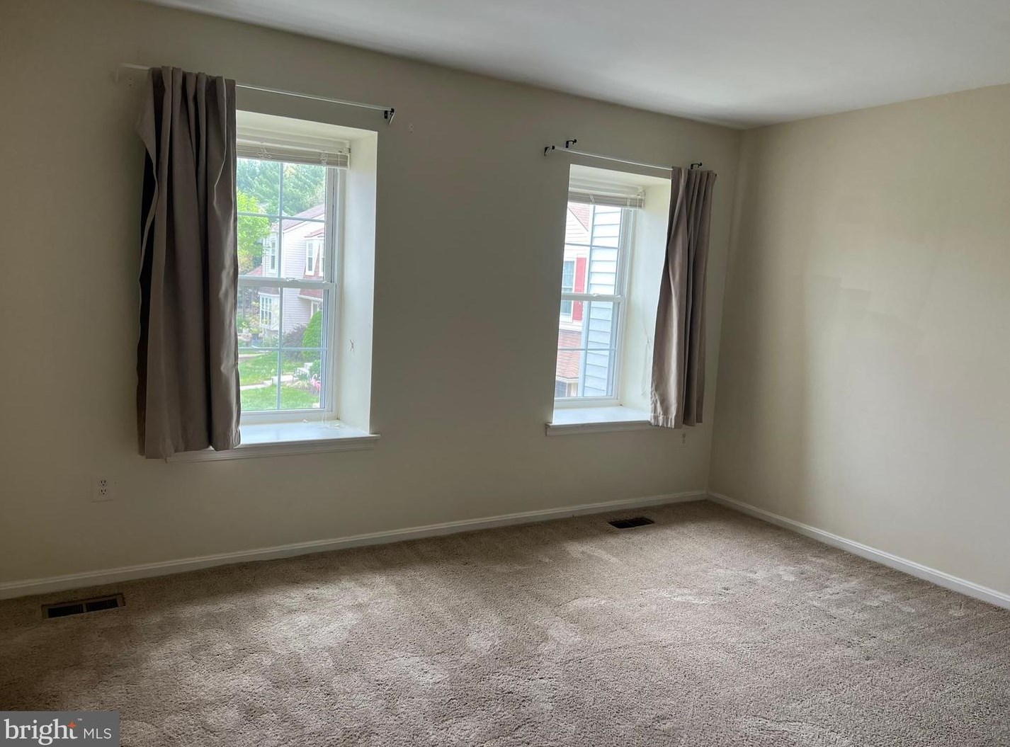 6831 Cottingham Ln, Centreville VA  20121-2535 exterior