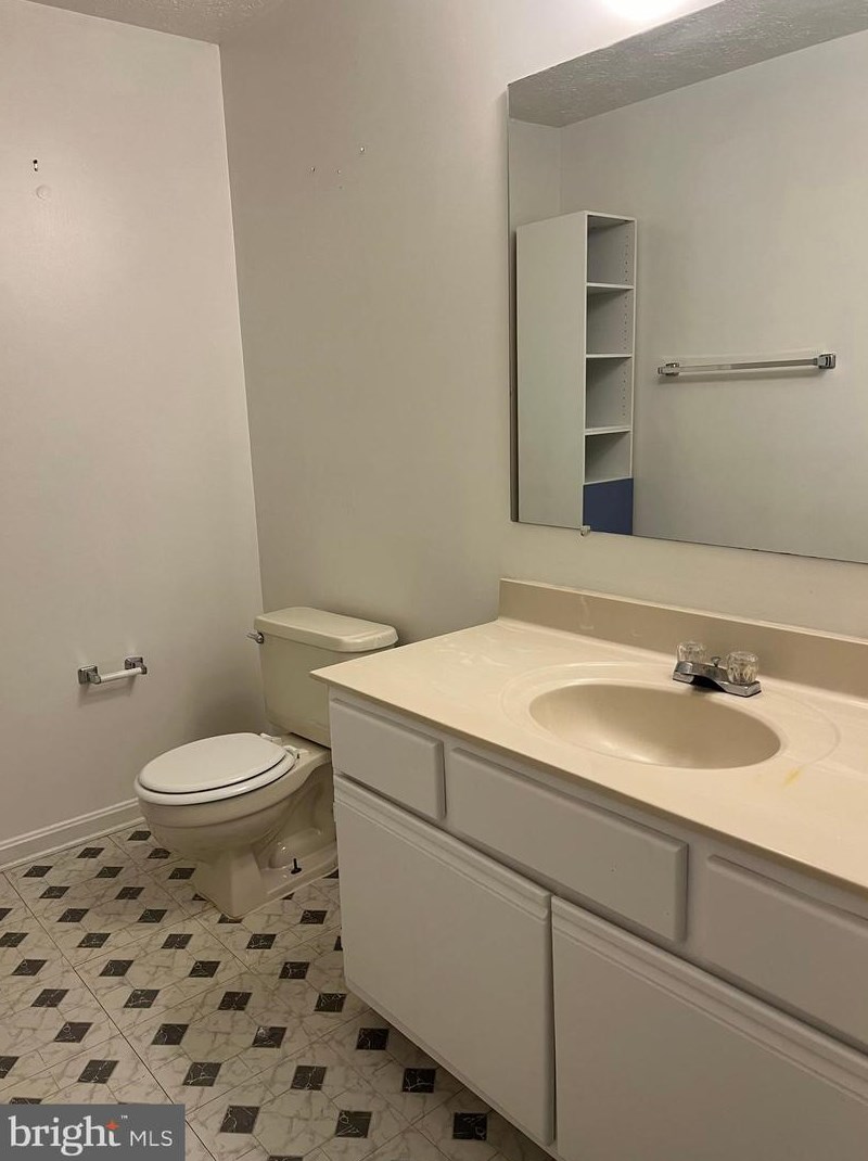 6831 Cottingham Ln, Centreville VA  20121-2535 exterior