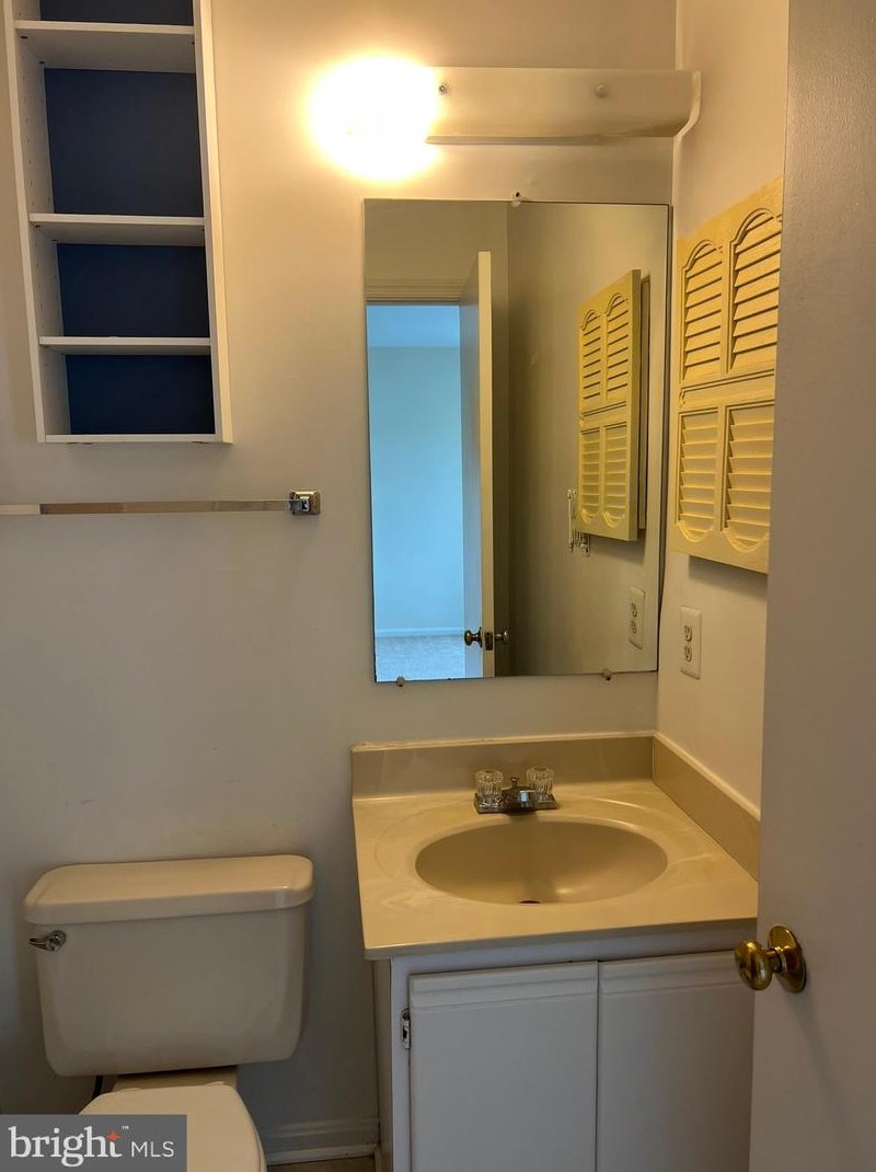 6831 Cottingham Ln, Centreville VA  20121-2535 exterior