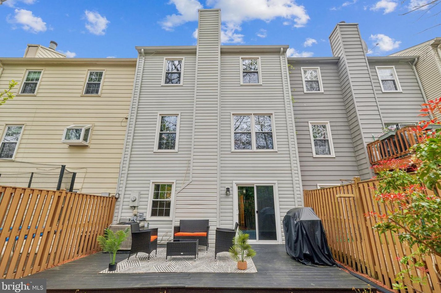 7302 Eggar Woods Ln, Springfield VA  22153-2012 exterior