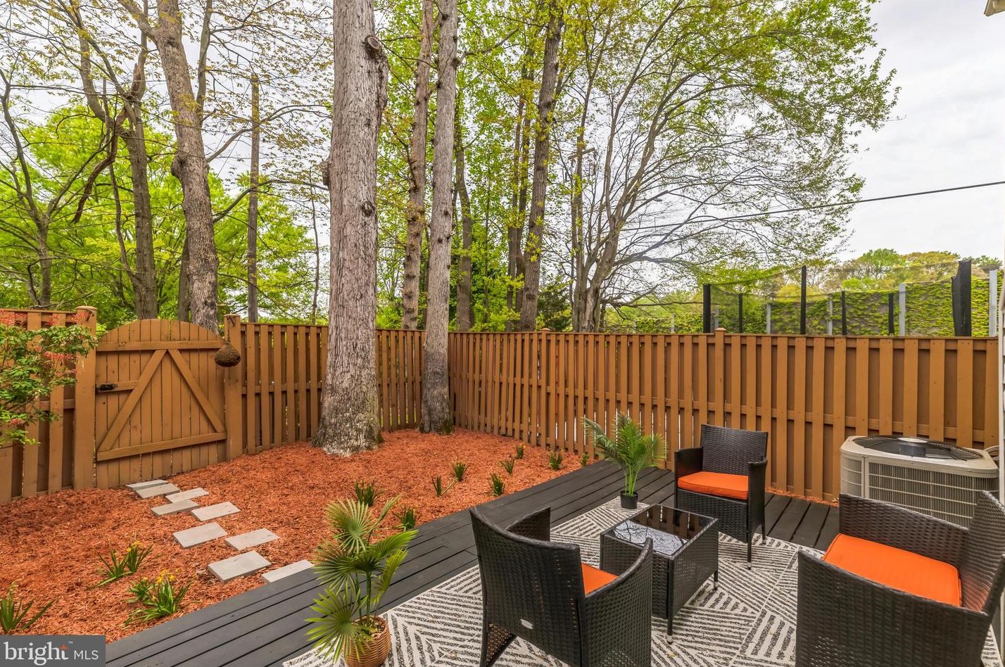 7302 Eggar Woods Ln, Springfield VA  22153-2012 exterior