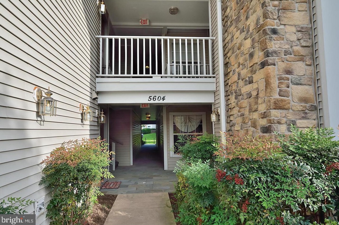 5604 Willoughby Newton Dr #16, Centreville, VA 20120