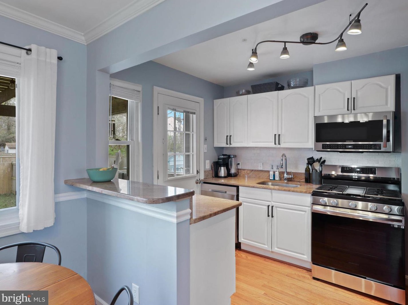 5655 Fenwick Dr, Alexandria VA  22303-1550 exterior