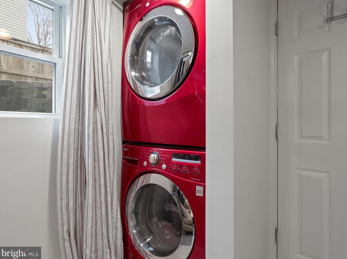 5655 Fenwick Dr, Alexandria VA  22303-1550 exterior