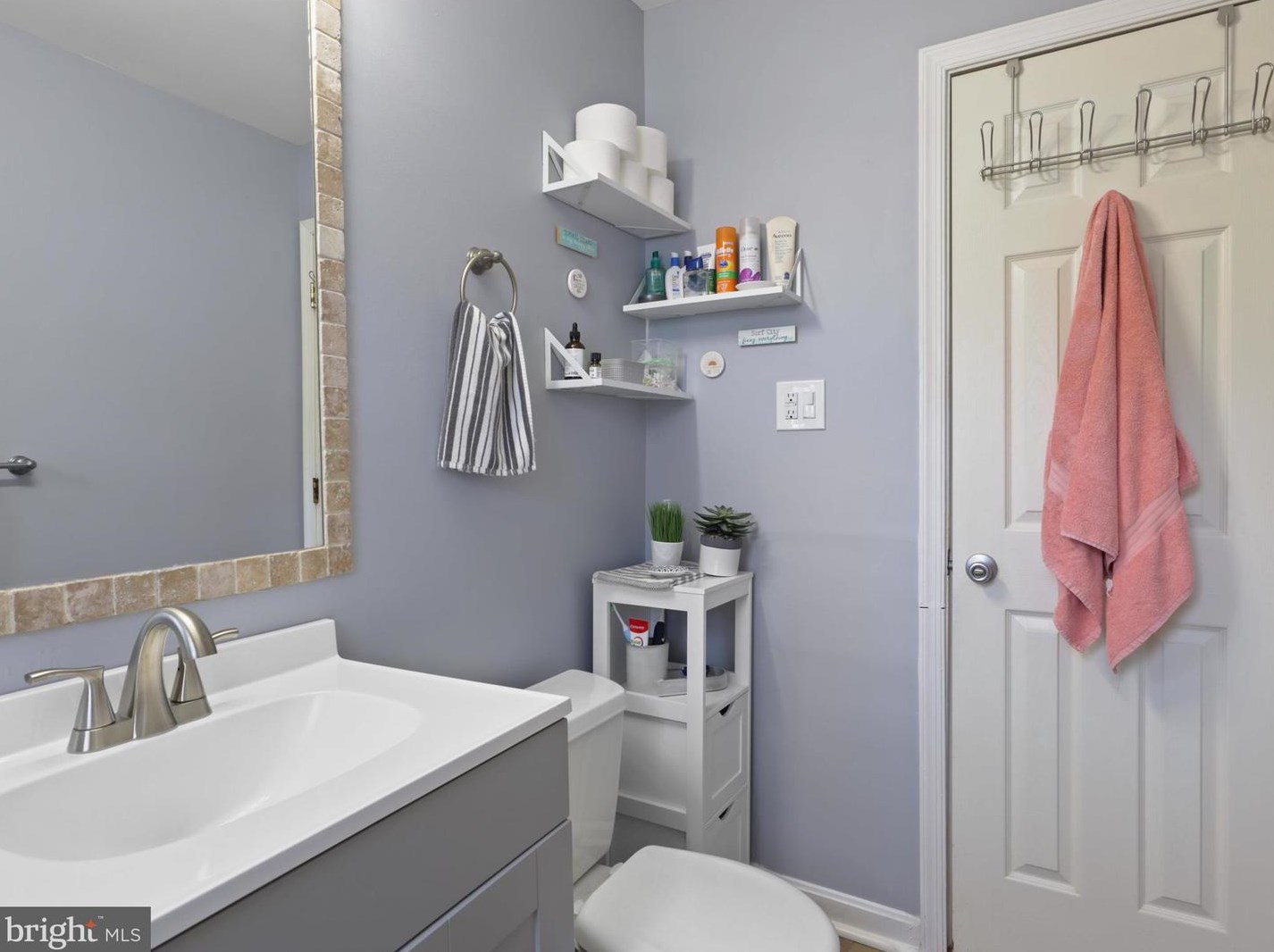 5655 Fenwick Dr, Alexandria VA  22303-1550 exterior