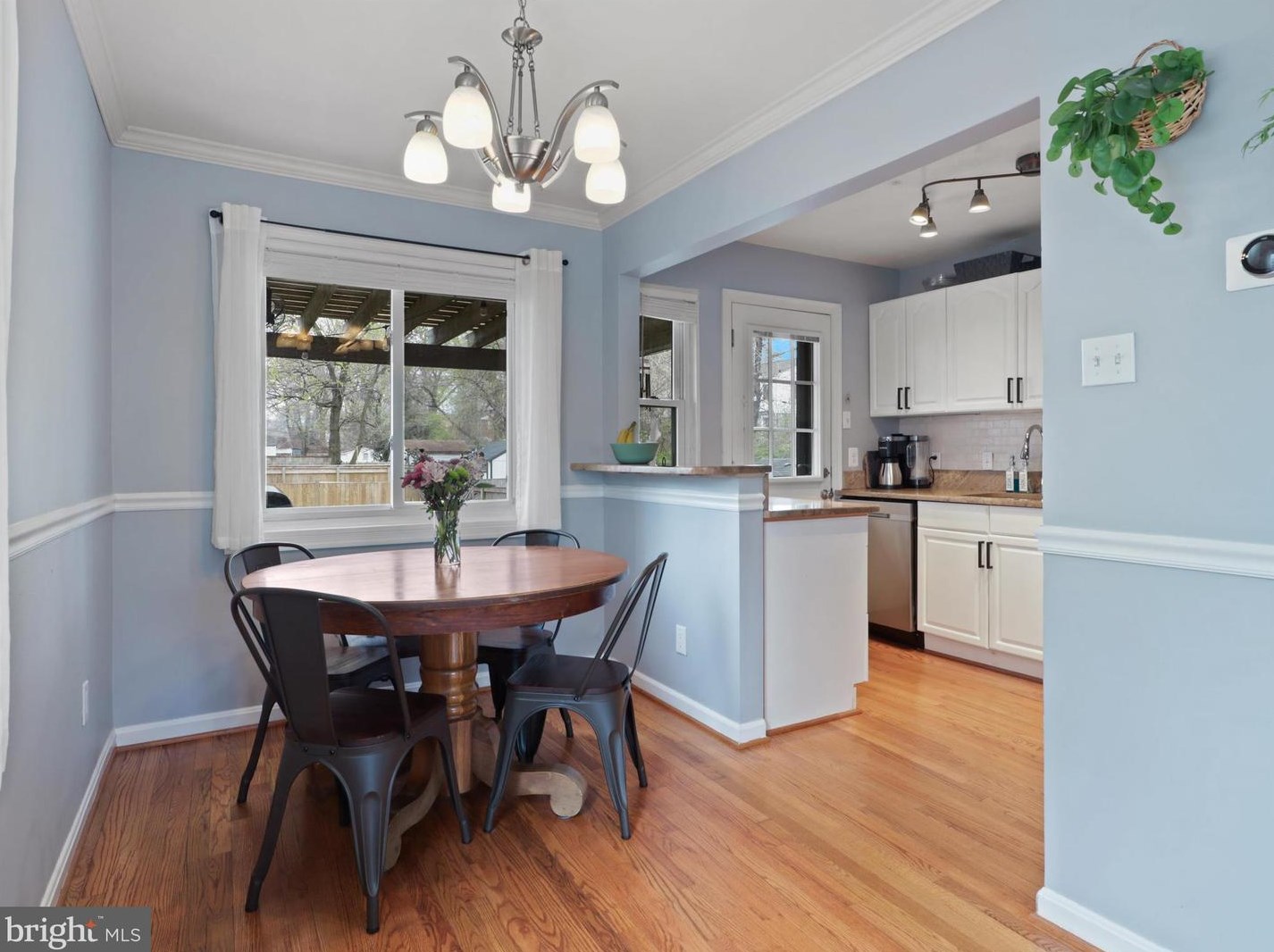 5655 Fenwick Dr, Alexandria VA  22303-1550 exterior