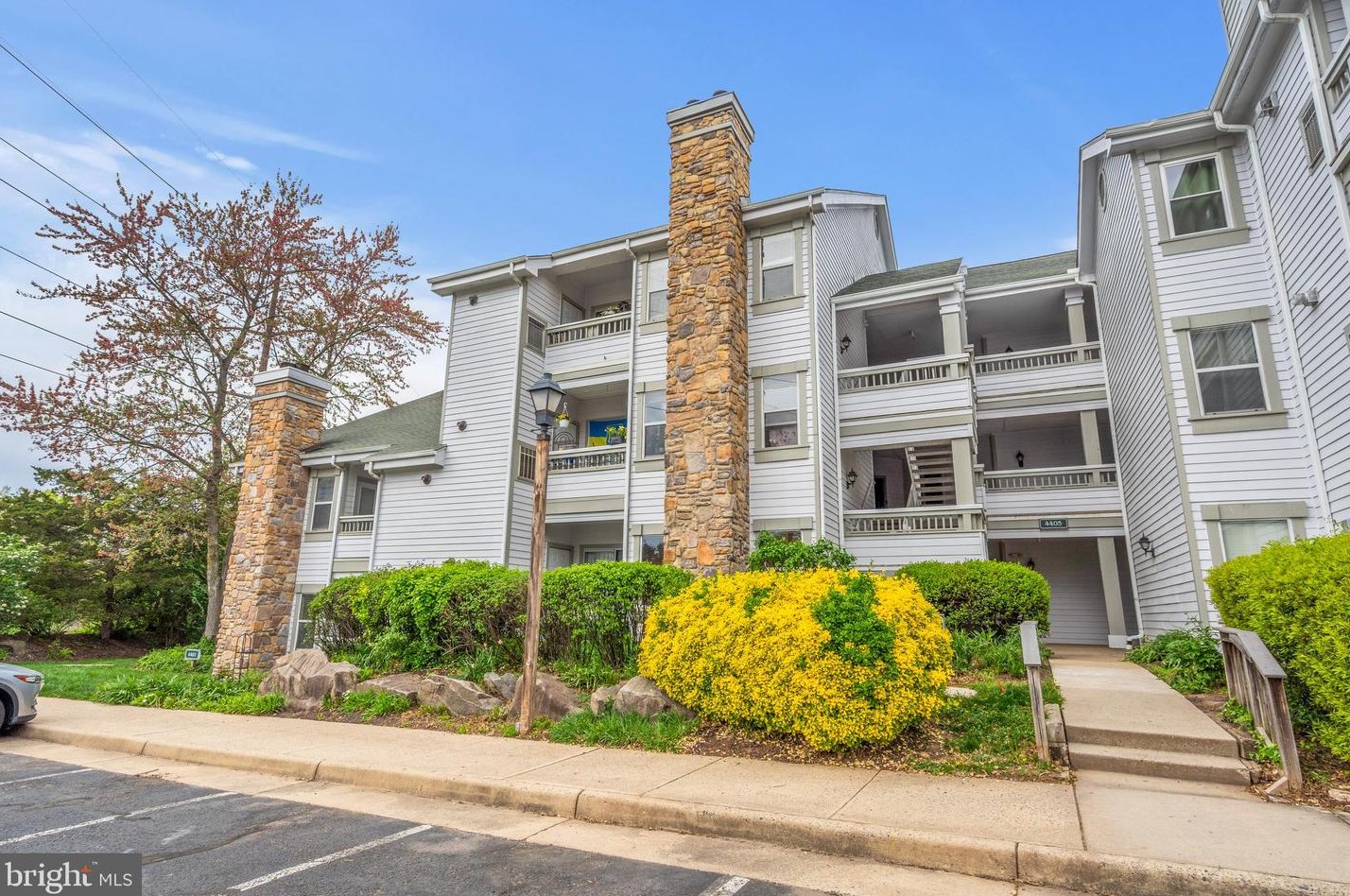 4405 Fairstone Dr Apt 305, Fairfax, VA 22033