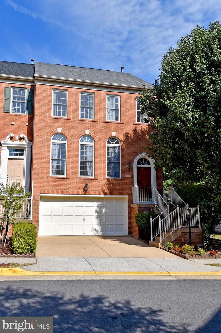 8520 Harvest Oak Dr, Vienna, VA 22182