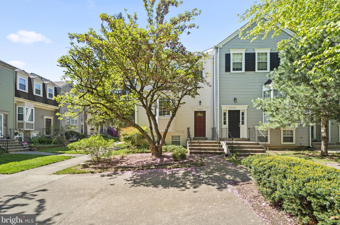 2362 Hunters Square Ct, Herndon, VA 20191