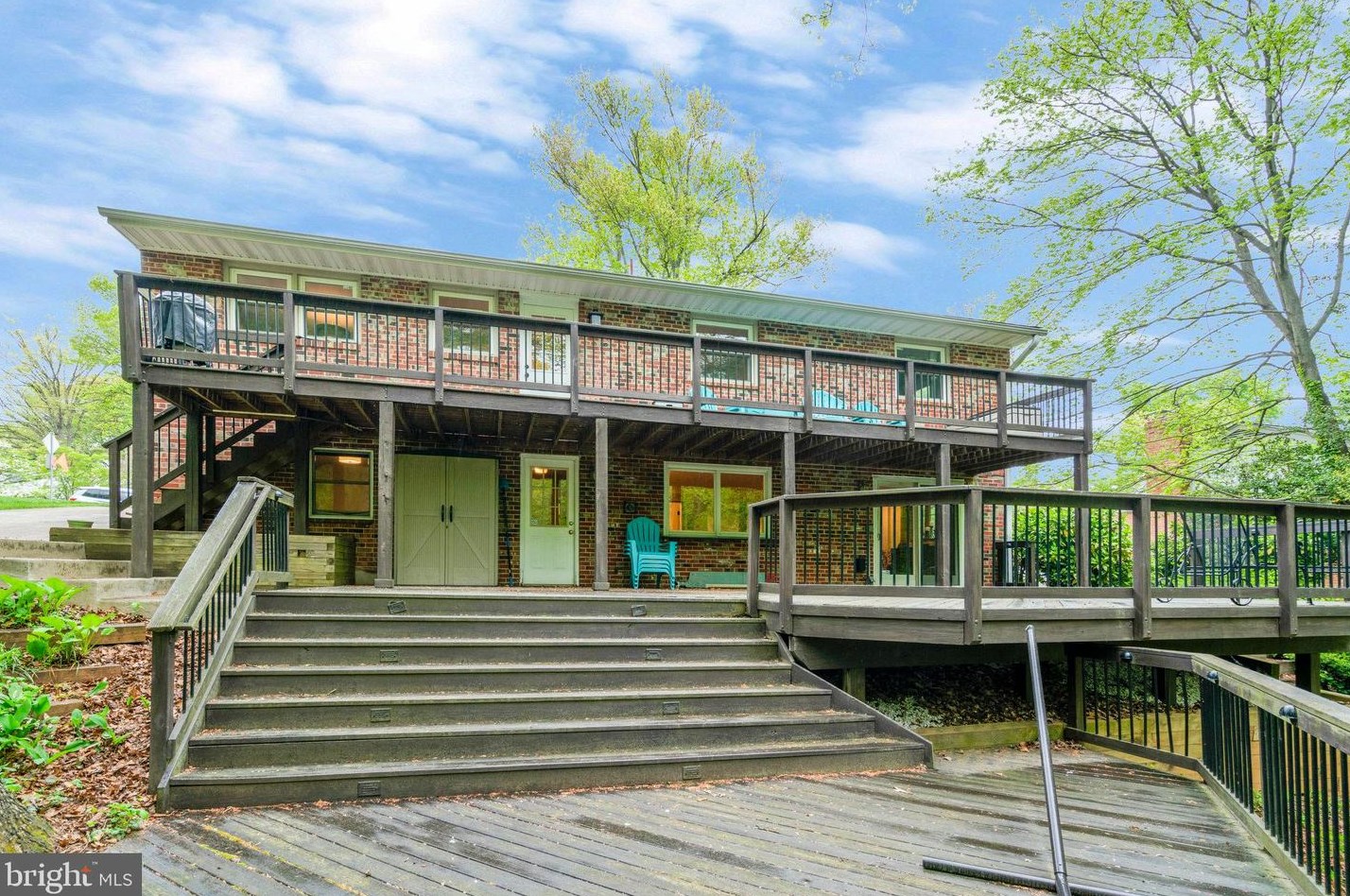 5642 Inverchapel Rd, Springfield, VA 22151