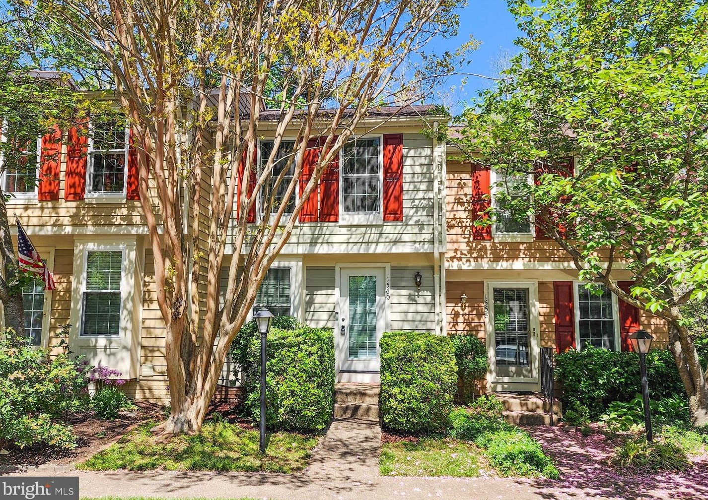 1560 Woodcrest Dr, Herndon, VA 20194