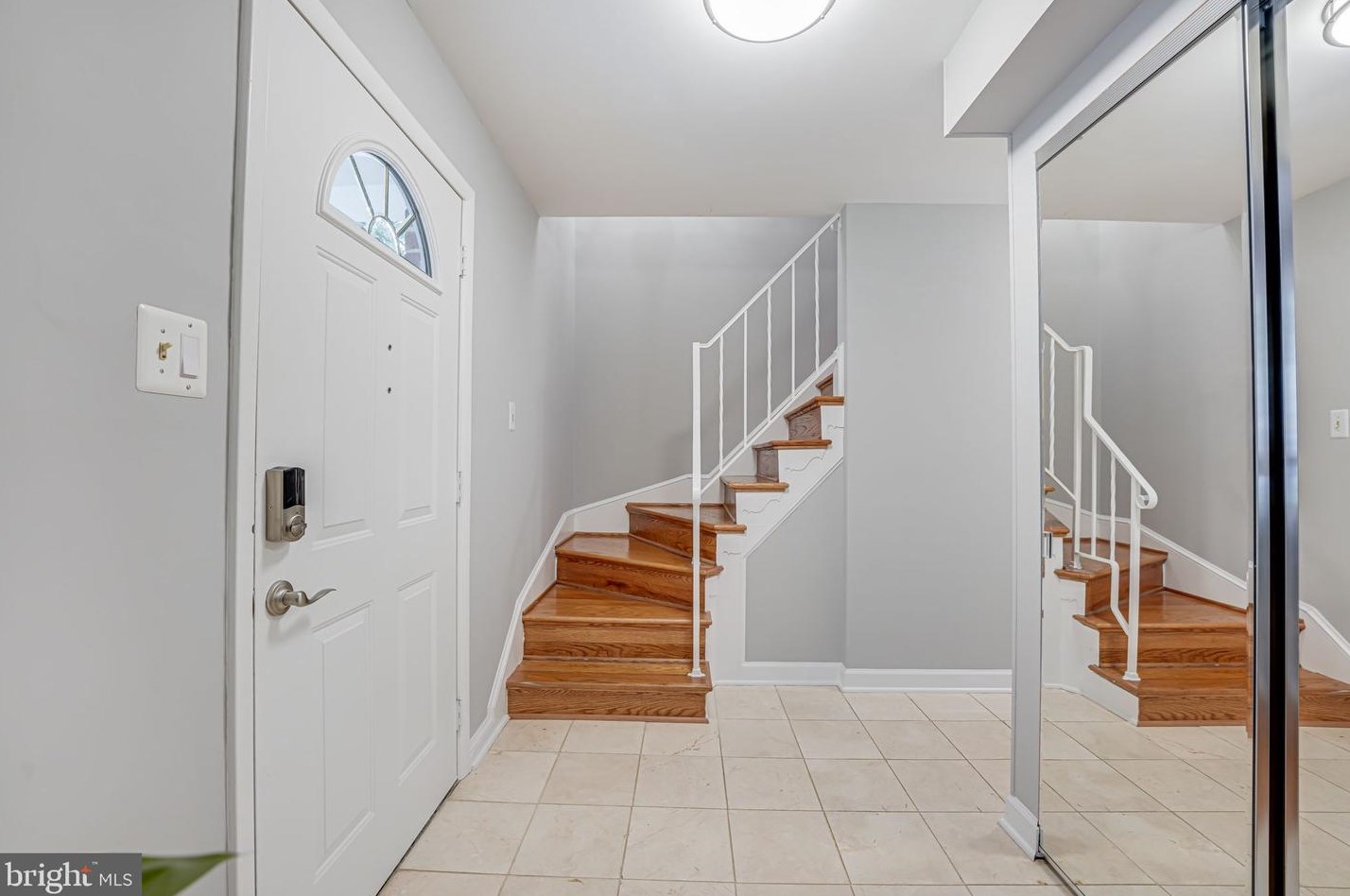 2221 Senseney Ln, Falls Church, VA 22043