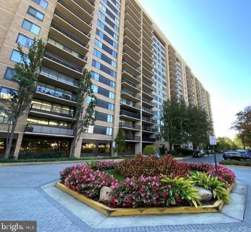 3713 S George Mason Dr Apt 1312, Falls Church, VA 22041