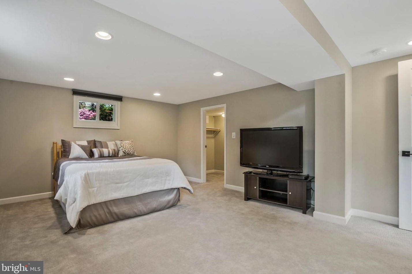 6246 Diamond Dr, Falls Church VA  22044-1501 exterior