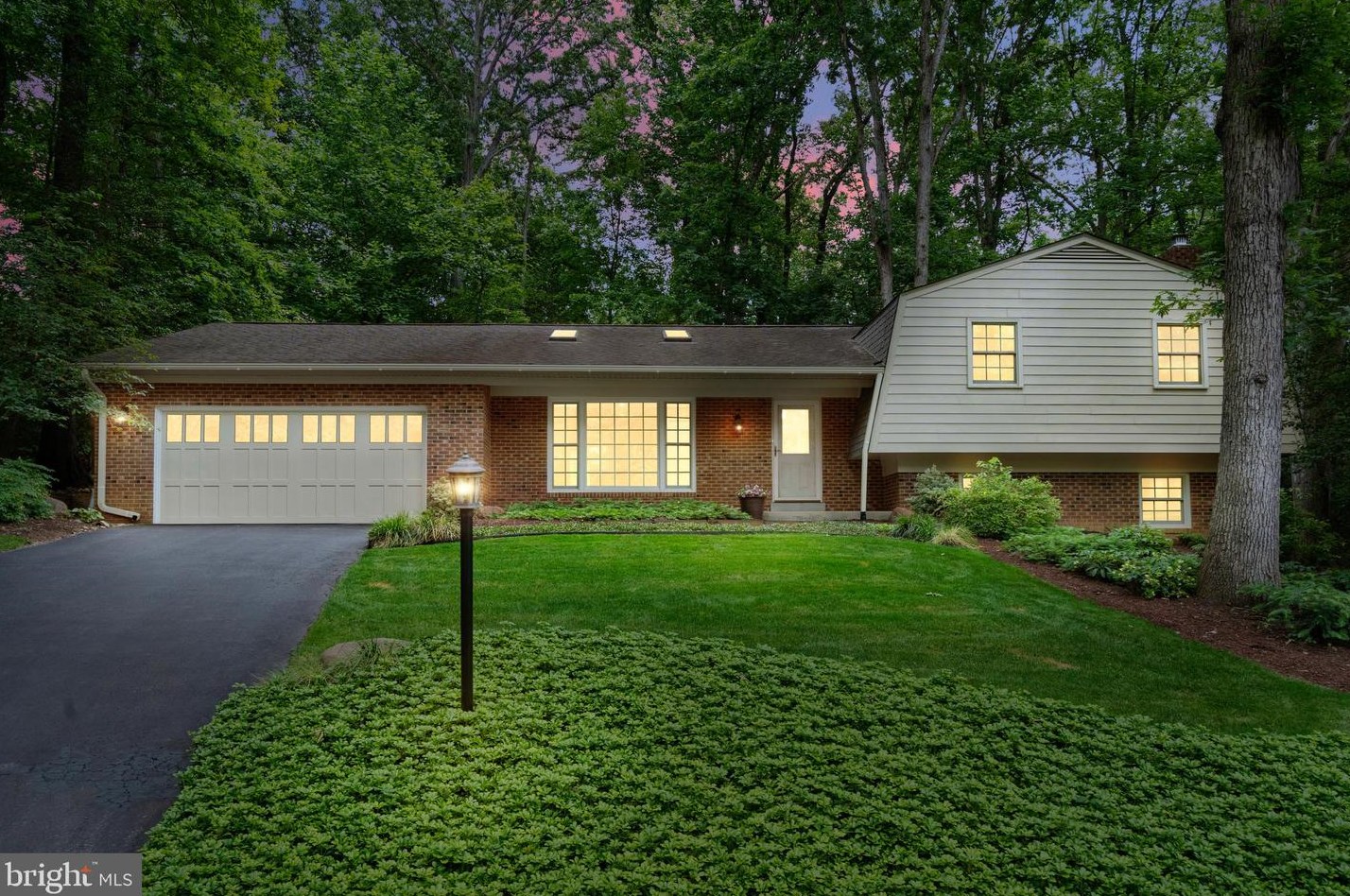 2407 Red Maple Ln, Herndon, VA 20191