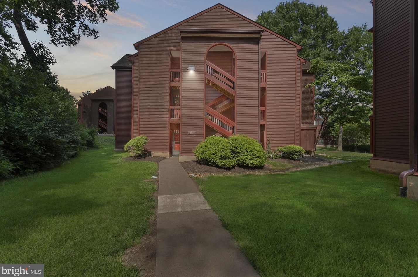 2807 Lee Oaks Ct, Falls Church VA  22046-7333 exterior