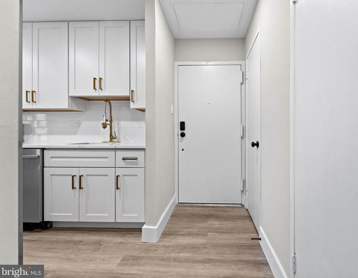 523 Florida Ave #204, Herndon, VA 20170