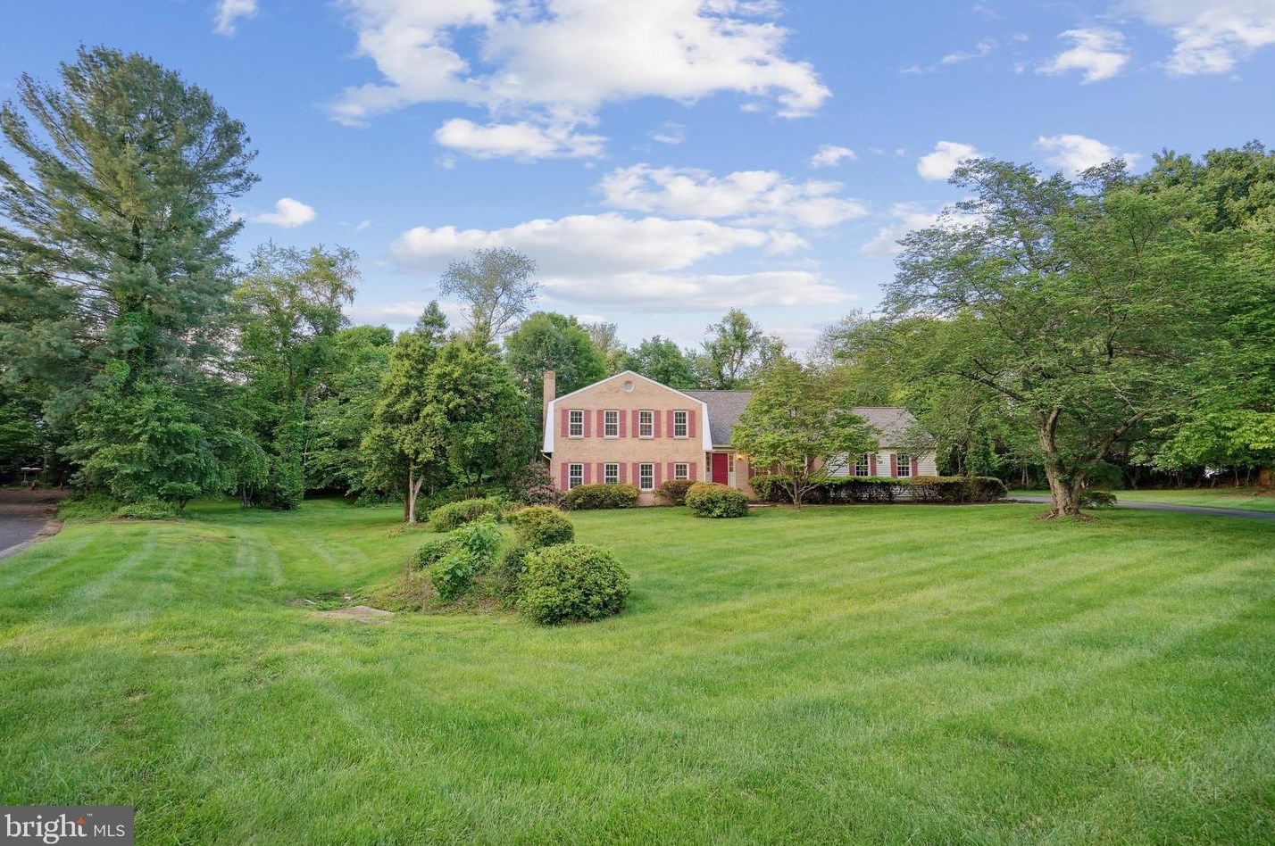 10012 Columbine St, Great Falls, VA 22066-2818