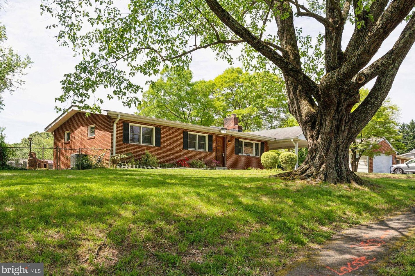 3401 Sunny View Dr, Alexandria, VA 22309